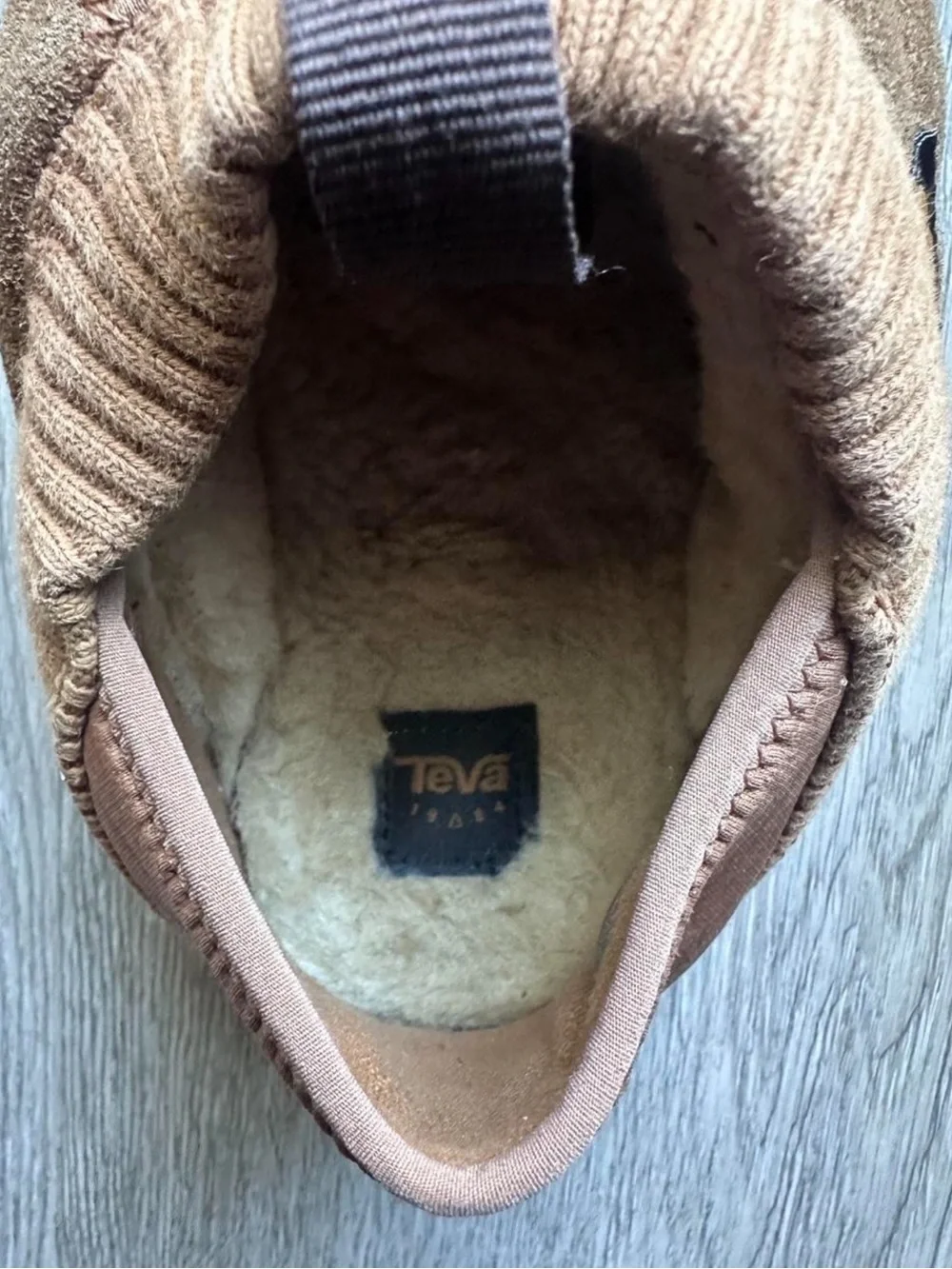 Teva Men’s Size 10 brown quilted slip-on shoes with shearling lining